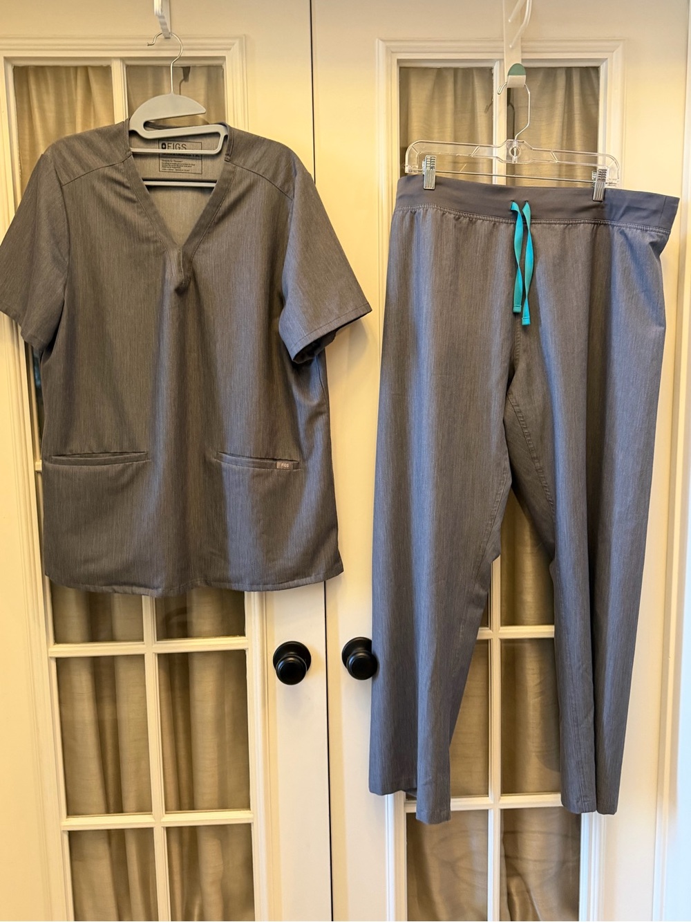 XL Graphite Grey Figs Scrubs Set w/ Livingston Pants EUC